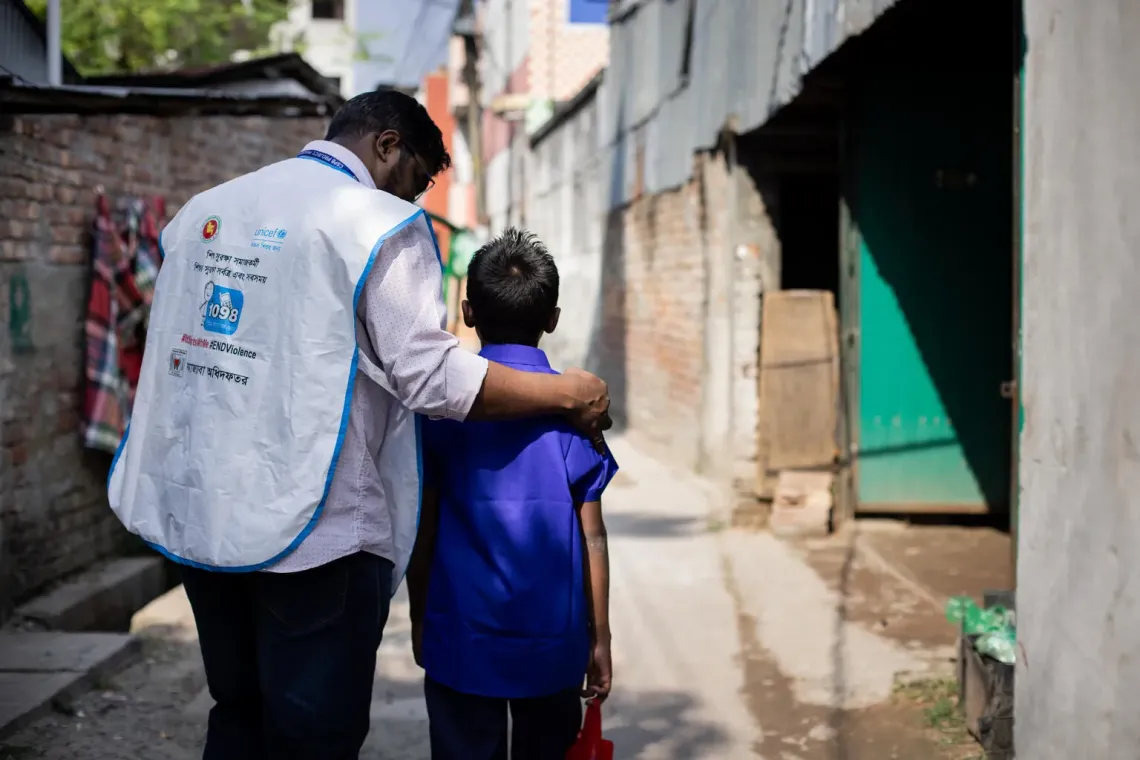 Social worker Abdul Hasanat is talking to Abrar. With time, he has been able to build trust with the children and meets their family regularly for counselling. 