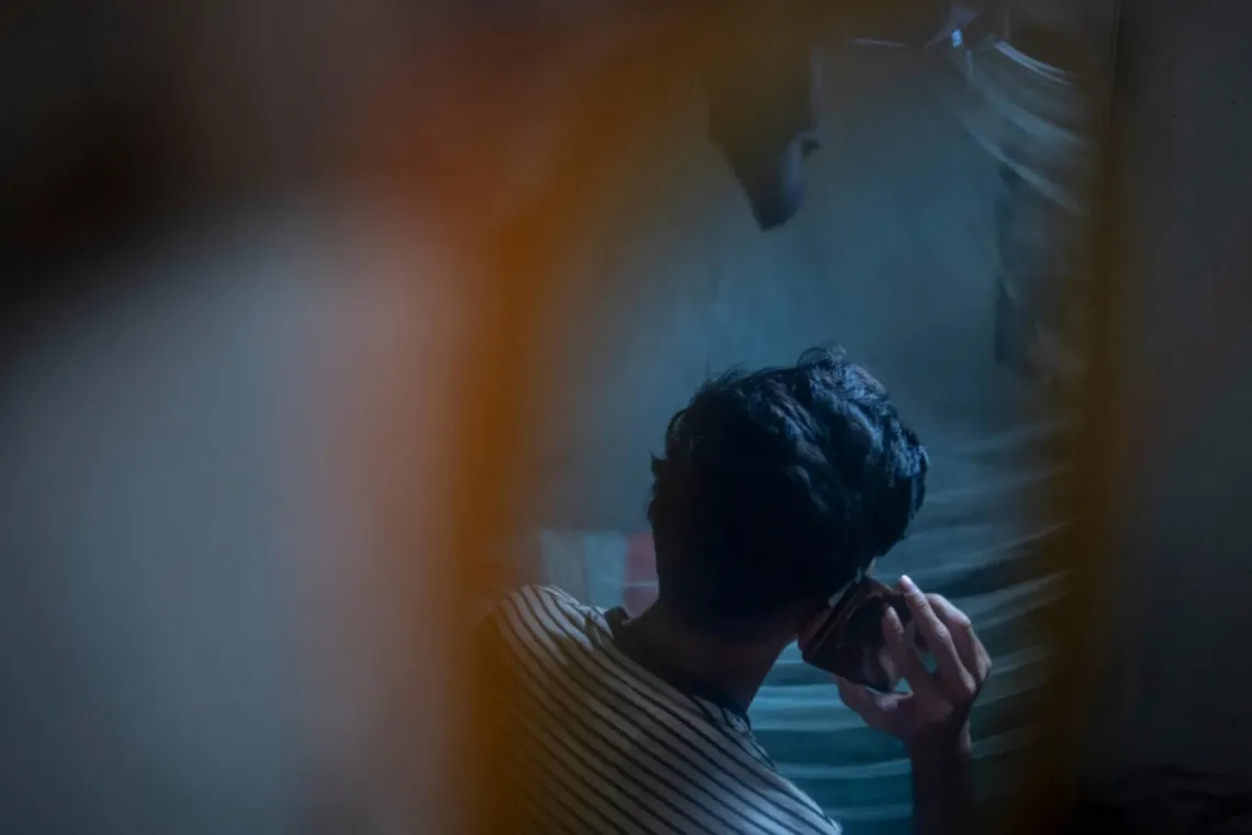 Ahan in conversation with his mother over the phone. 