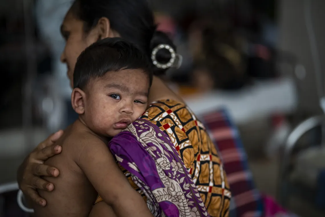 Riyangshu, 10, with visible measles rashes, sits on her mother&rsquo;s lap in the measles ward at Mohakhali&rsquo;s DNCC Hospital