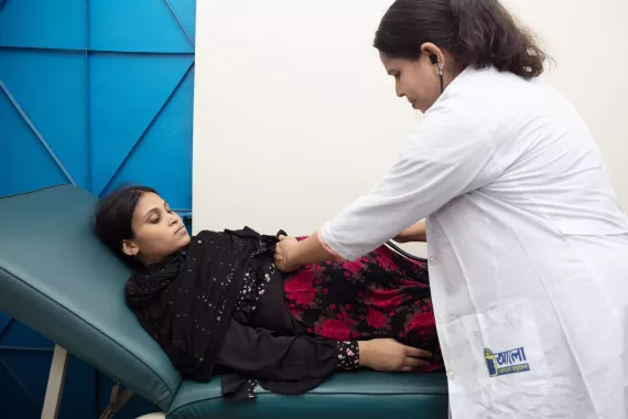 Shilpi Khatun undergoing routine prenatal check-up at the UNICEF-supported Aalo clinic in Korail