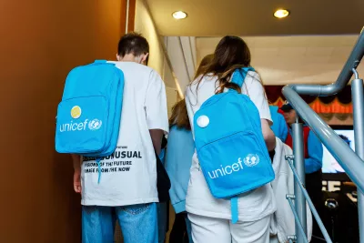 adolescens with UNICEF bagpacks 