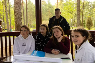 adolescens are sitting aroun the table