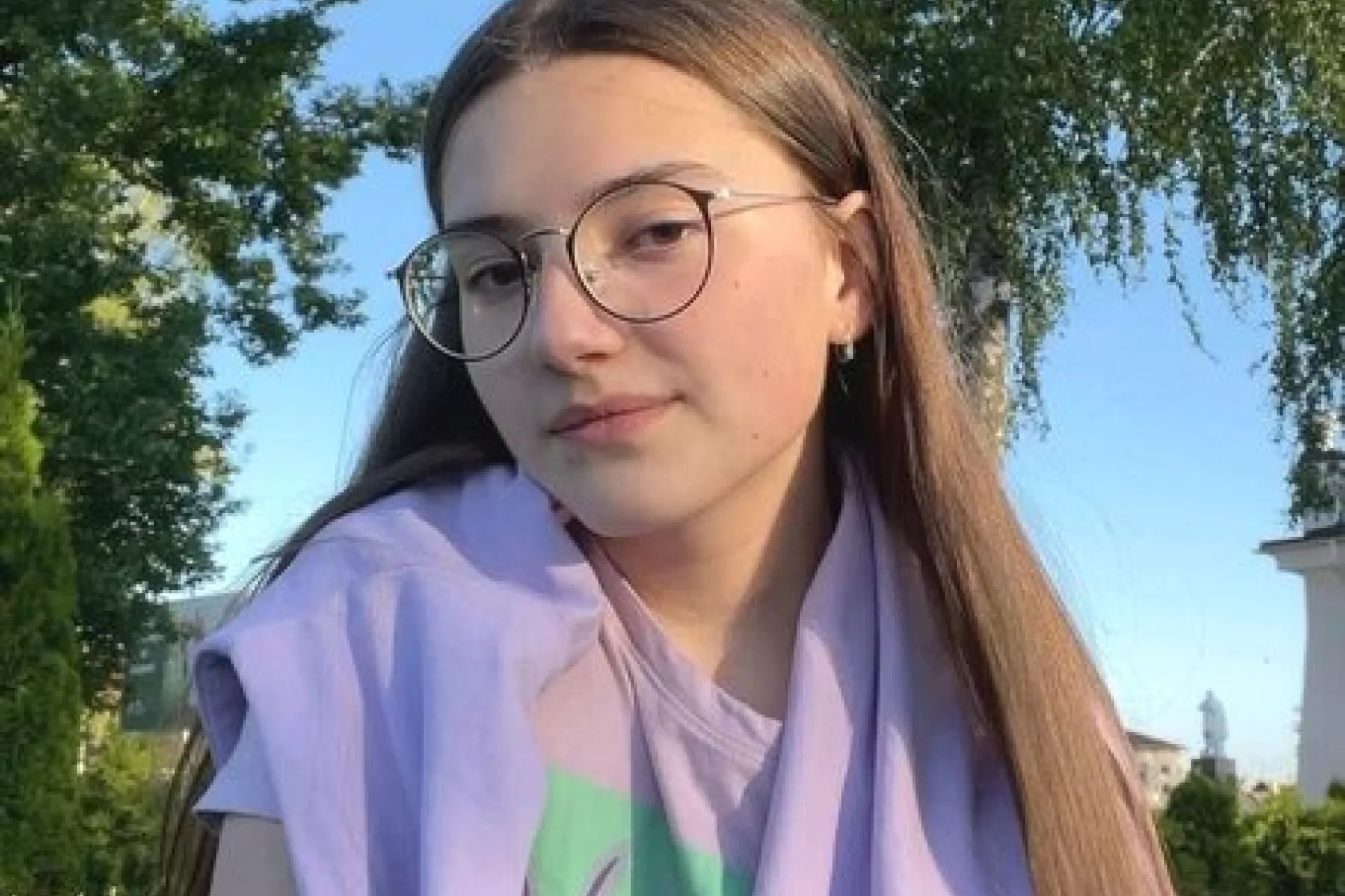 Элиза на фоне зелени
