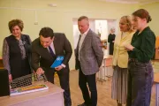 Представитель ЮНИСЕФ и сотрудники банка в Центре коррекционного развития