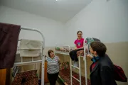 Девочка и ее бабушка общаются с заместителем Представителя ЮНИСЕФ в Беларуси