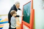 Ребенок и взрослый стоят у доски в ЦРВ