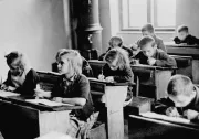 В 1945 году в Чехословакии девочки и мальчики посещают временную школу в городе Силезска-Острава, где для детей организовано обучение по восполнению пробелов в образовании, возникших в годы войны.