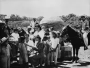 Около 1951 года, предположительно в Мексике, две медсестры, одна из которых одета в военную форму, готовятся провести вакцинацию сельских детей. За происходящим наблюдают взрослые жители, включая нескольких мужчин верхом на лошадях.