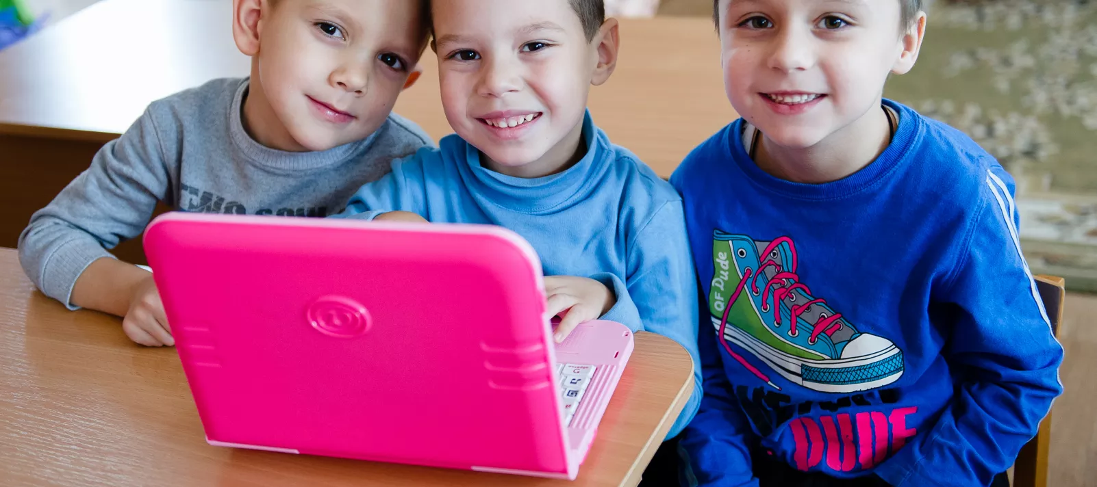 Children are sitting in front of the computer