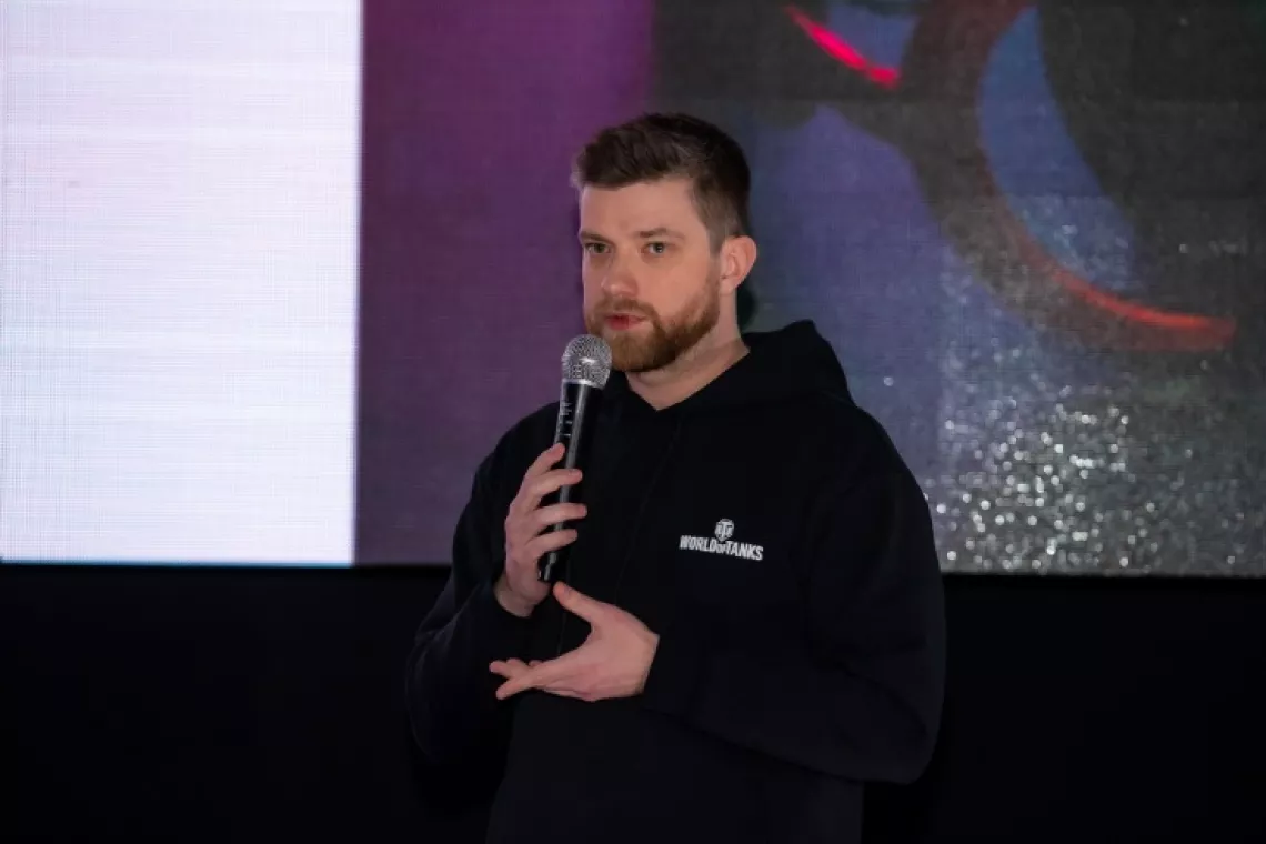 Спикер Максим Чувалов на сцене конференции