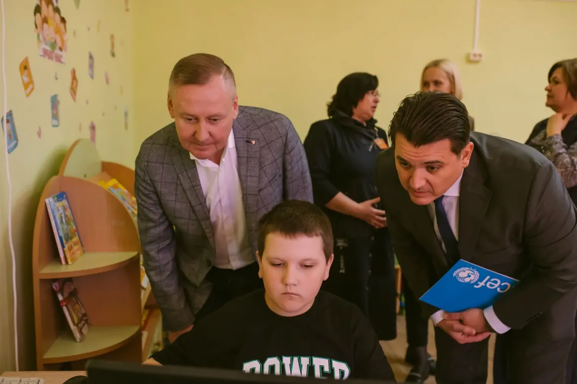 Представитель ЮНИСЕФ и сотрудник банка "БелВЭБ" 