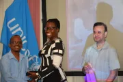 Woman receives award from UNICEF and MOHW officials