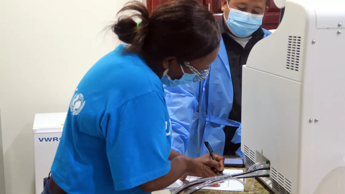 UNICEF Belize: a UNICEF staff takes notes in San Narciso lab.