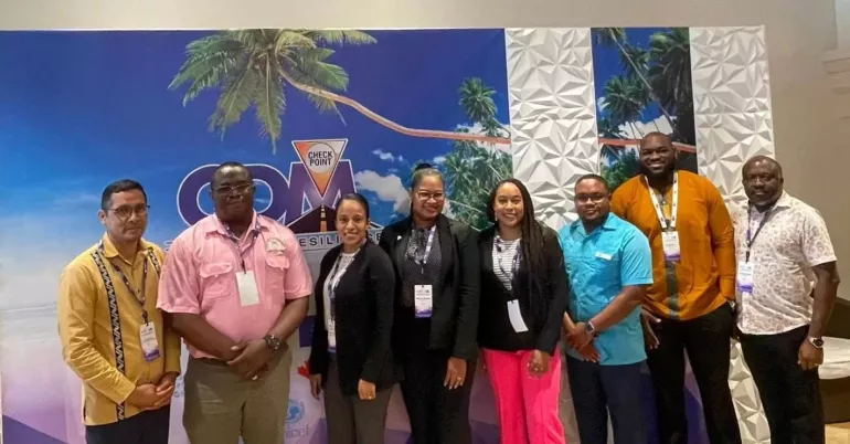 Officials take group photo