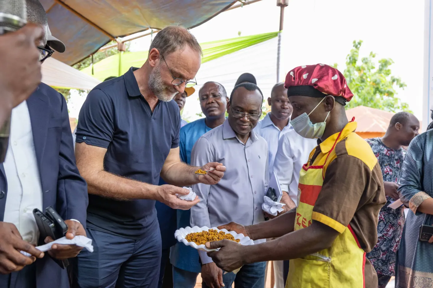 Monsieur Hugo Verkuijl, charg&eacute; de la s&eacute;curit&eacute; alimentaire et de la nutrition au minist&egrave;re des Affaires &eacute;trang&egrave;res des Pays-Bas, echangeant avec des membres de la communaut&eacute;.