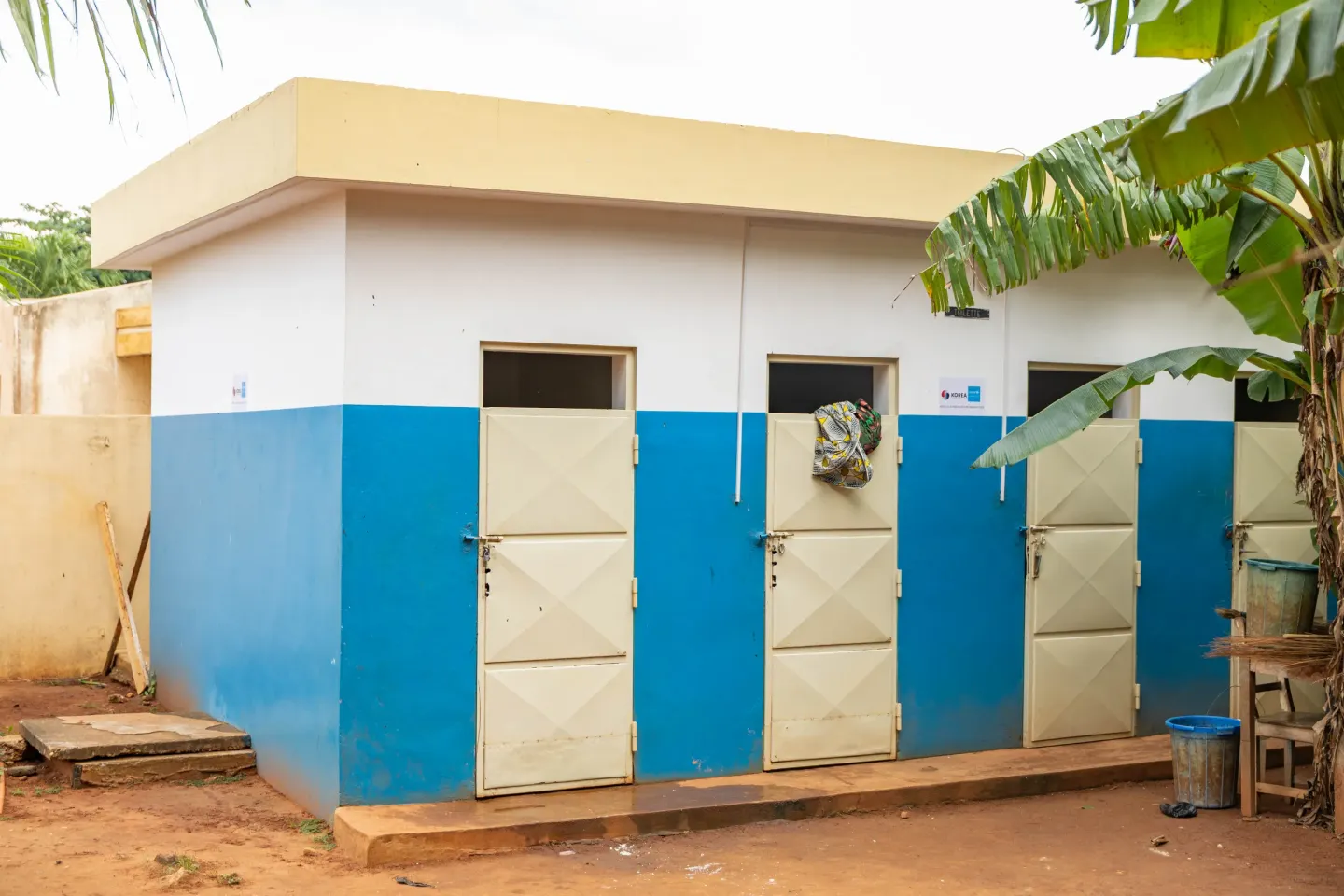 Cabine de douches pour femmes r&eacute;alis&eacute; gr&acirc;ce &agrave; l&rsquo;appui de l&rsquo;UNICEF &agrave; travers le financement de la Cor&eacute;e 