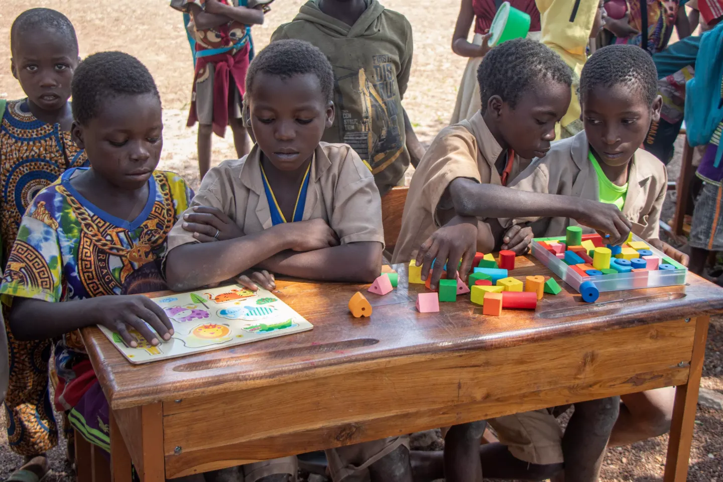 Ces enfants participent r&eacute;guli&egrave;rement aux animations des EAE, ce qui leur permet d'apprendre tout en se faisant de nouveaux amis, y compris ceux qui ne vont pas &agrave; l'&eacute;cole.