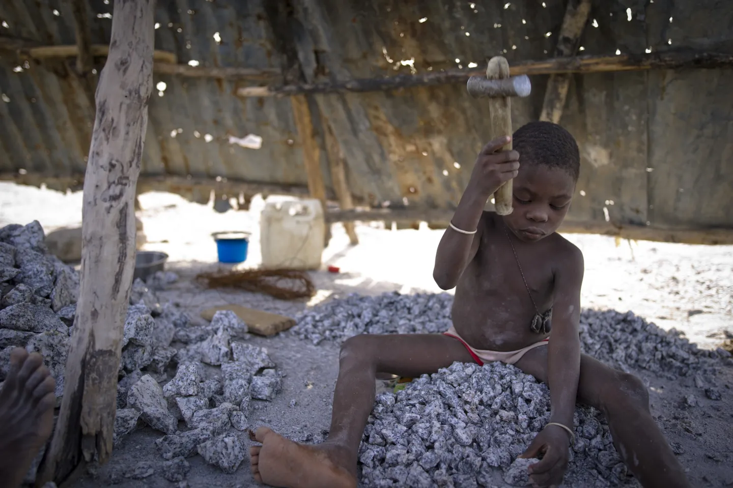 Travail des enfants. Enfants concasseurs de pierres dans une carri&egrave;re au B&eacute;nin