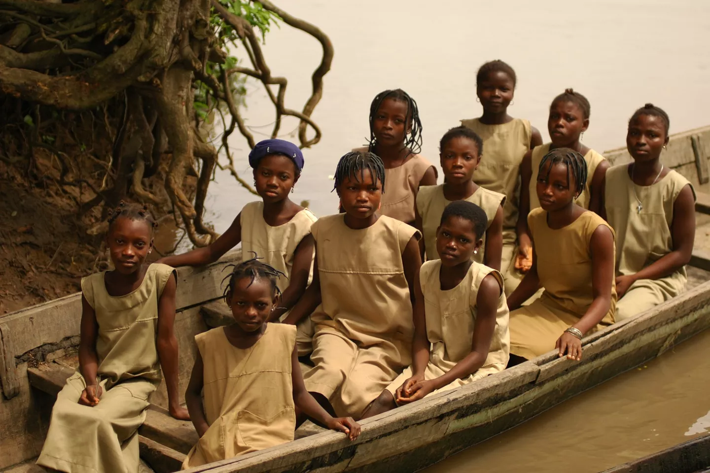 Des &eacute;coliers se rendant &agrave; l'&eacute;cole &agrave; bord d'une pirogue dans la commune d'Adjohoun
