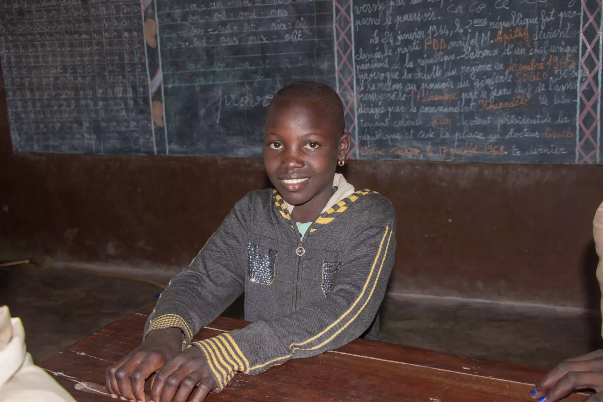 Une petite fille souriant &agrave; la cam&eacute;ra