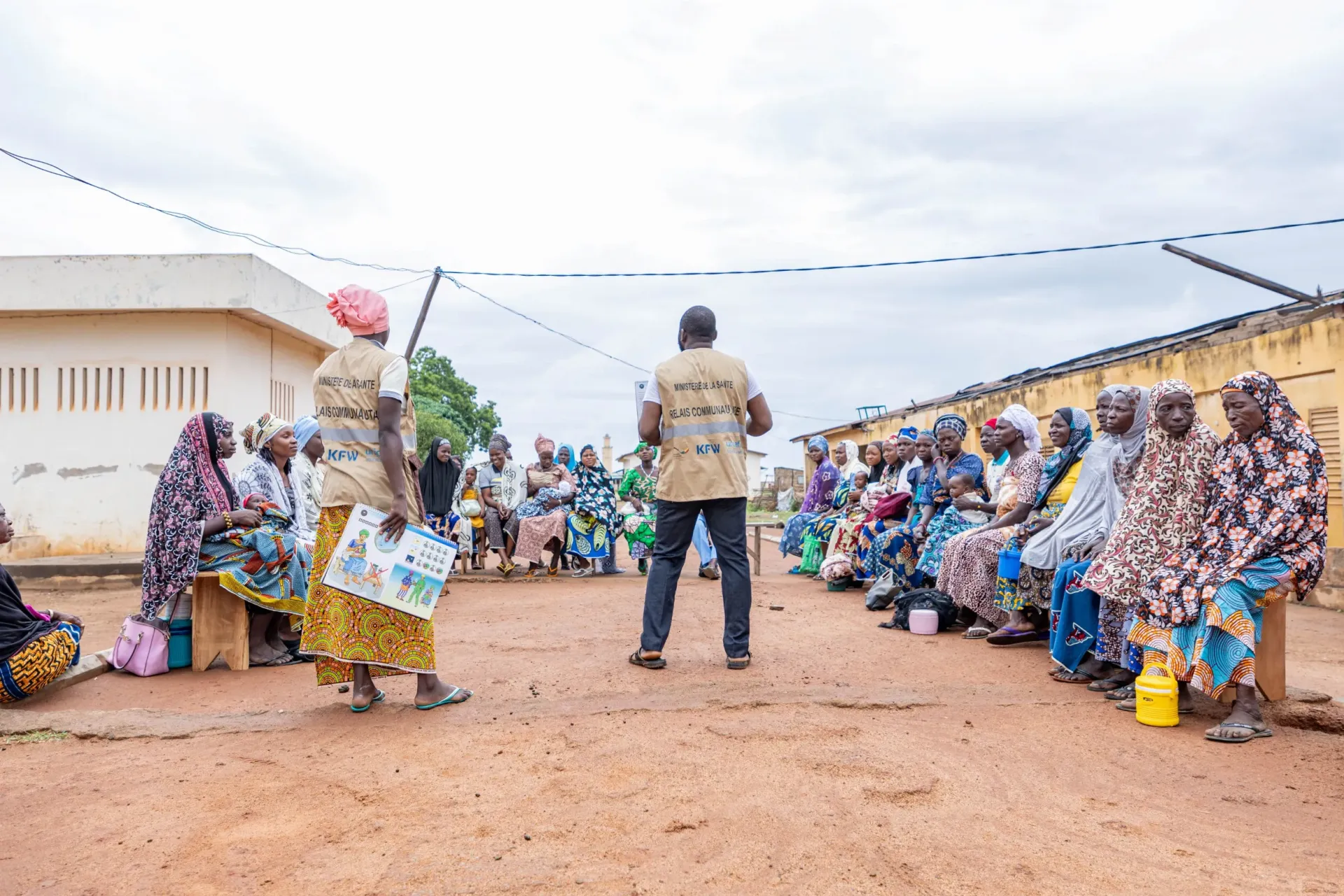 Deux relais communautaires animant une s&eacute;ance de discussion avec les m&egrave;res dans un centre de sant&eacute; de Sinend&eacute; au nord du B&eacute;nin