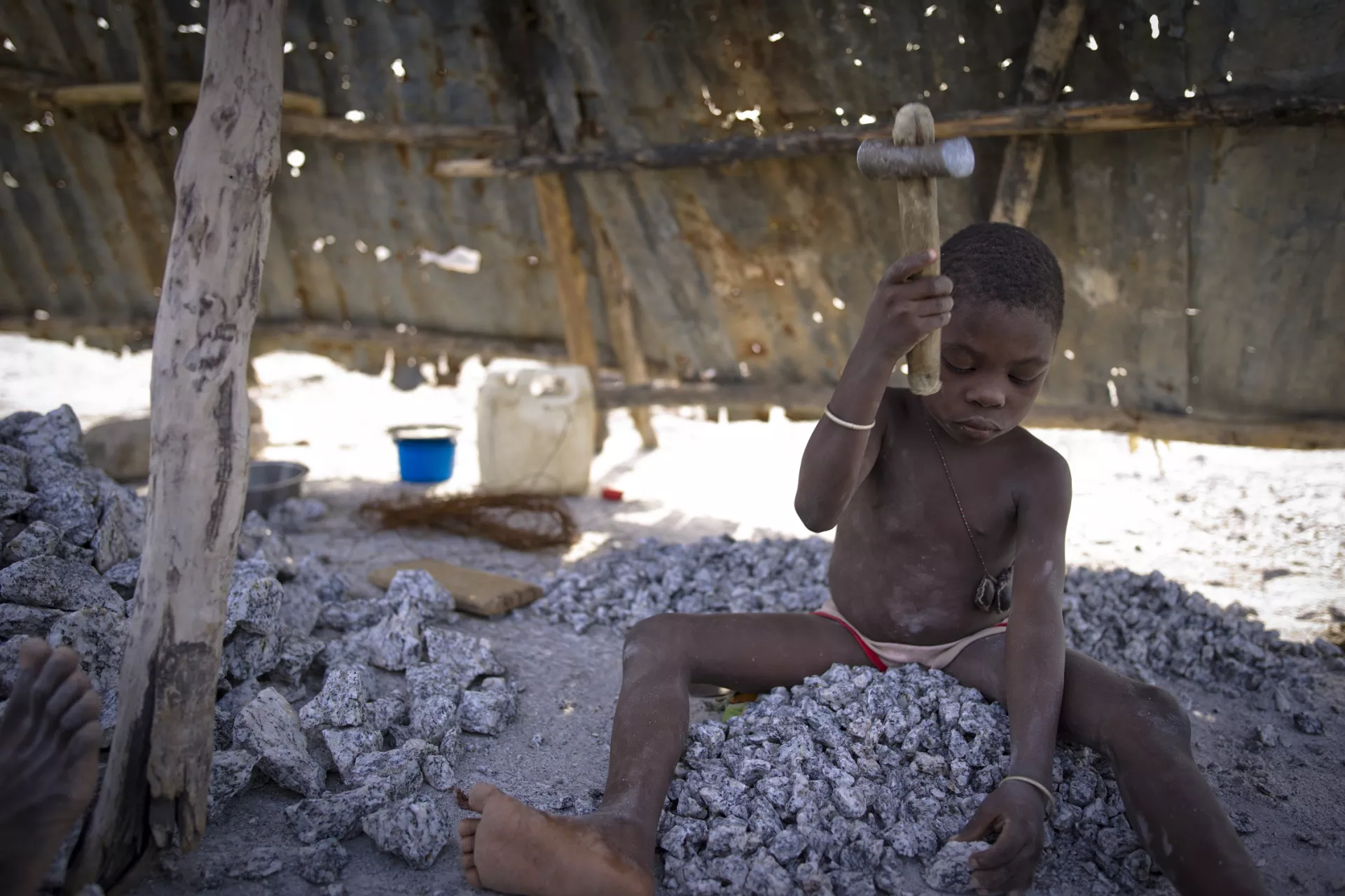 Travail des enfants. Enfants concasseurs de pierres dans une carrière au Bénin