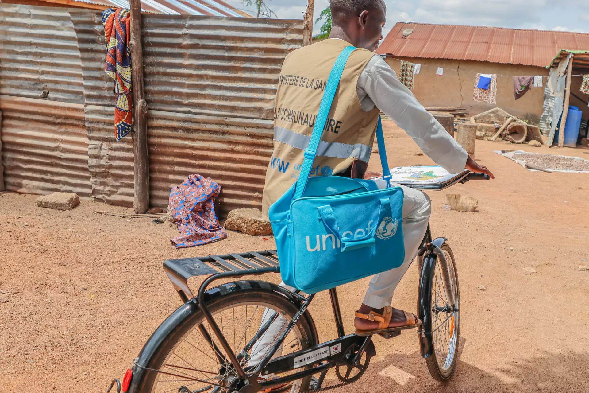 Yacoubou Daki Yorou enfourch&eacute; sur son v&eacute;lo, se dirige vers un m&eacute;nage. 