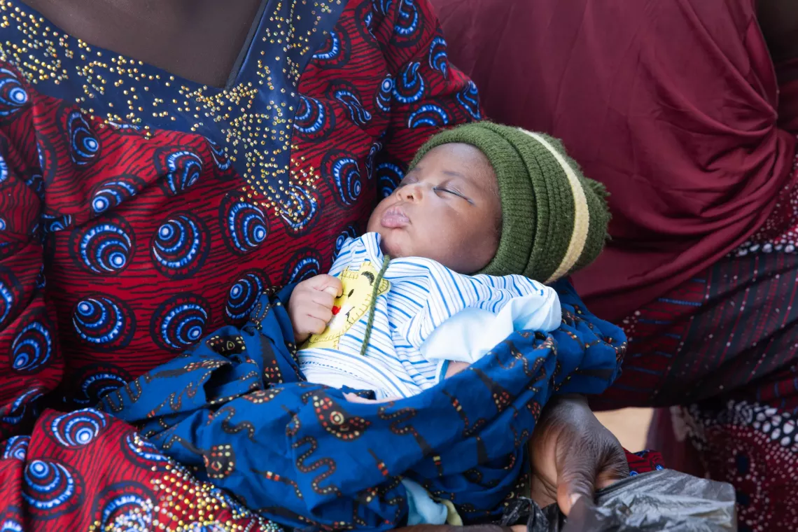 B&eacute;b&eacute; Sidonie Nadohin dort paisiblement dans les bras de sa maman