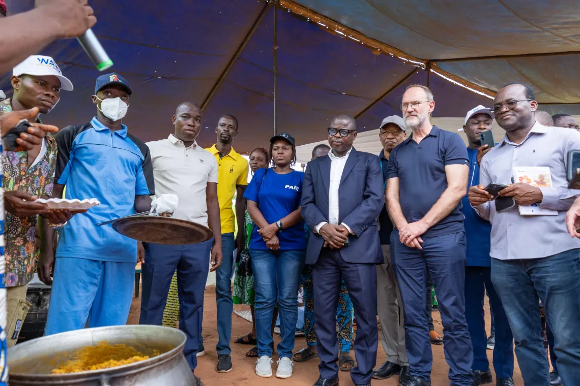 Du "Djogoli" : un m&eacute;lange de riz, du haricot, de jus de noix de palme pr&eacute;sent&eacute; aux membres de la d&eacute;l&eacute;gation 