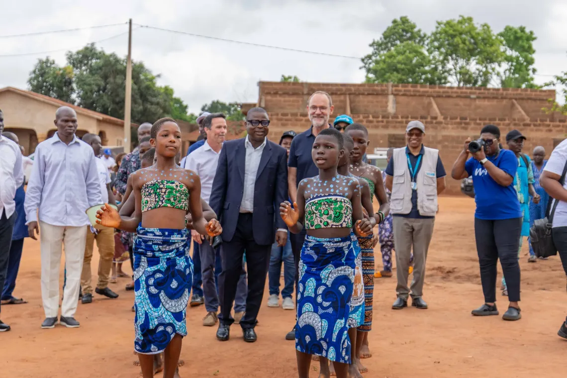La d&eacute;l&eacute;gation de l&rsquo;Ambassade des Pays-Bas, conduite par Hugo Verkuijl,accueillie par les autorit&eacute;s locales et les populations .