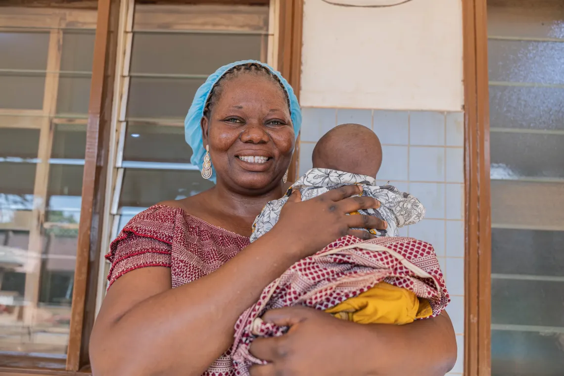 Gloria, heureuse de porter son fils n&eacute; pr&eacute;matur&eacute;ment il y a quelques mois, aujourd&rsquo;hui en bonne sant&eacute; gr&acirc;ce aux &eacute;quipements de n&eacute;onatologie offerts par le Fonds Muskoka et l&rsquo;UNICEF