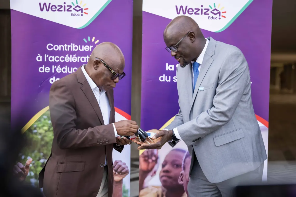 Remise des cl&eacute;s des v&eacute;hicules par Ousmane Niang, Repr&eacute;sentant de l'UNICEF au B&eacute;nin au Ministre Karimou Salimane des Enseignements Maternel et Primaire.