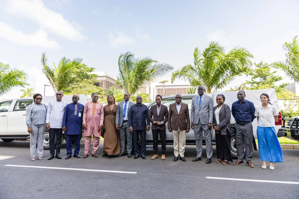 Vue partielle des participants &agrave; la c&eacute;r&eacute;monie de de r&eacute;ception de 16 v&eacute;hicules dans le cadre du programme WEZIZA Educ.