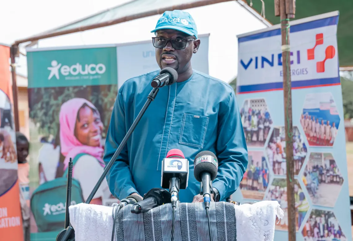 &laquo; C&rsquo;est main dans la main, aux c&ocirc;t&eacute;s du Gouvernement, que nous pourrons continuer &agrave; faire la diff&eacute;rence pour garantir l&rsquo;acc&egrave;s et le maintien de tous les enfants &agrave; l&rsquo;&eacute;cole. &raquo;, a rappel&eacute; Ousmane Niang, Repr&eacute;sentant de l&rsquo;UNICEF au nom des partenaires techniques et financiers