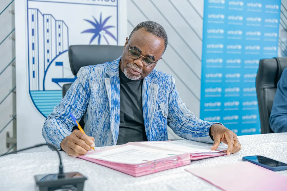 Le Maire de la ville de Cotonou, Luc-Marie Gnacadja, signant le document de partenariat entre la ville de Cotonou et l'UNICEF.