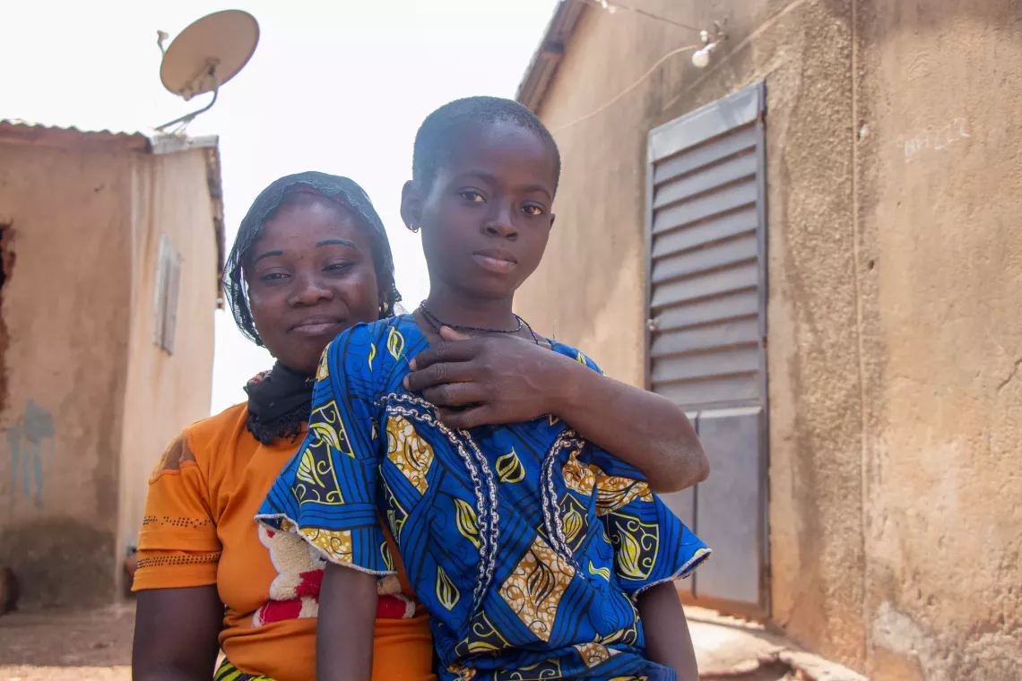   A gauche, la m&egrave;re d'Aissetou, et &agrave; droite, Aissetou elle-m&ecirc;me, toutes deux ravies de b&eacute;n&eacute;ficier du programme FAABA CASH+ CARE.