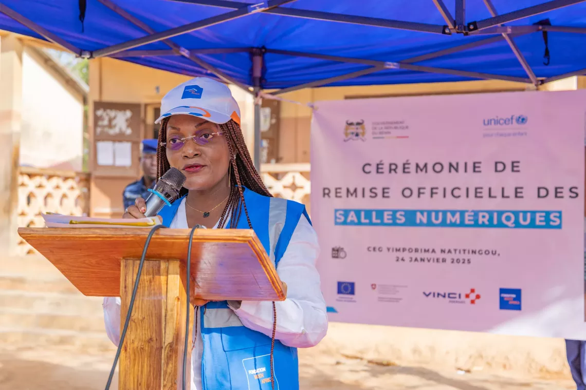 Aurore Houngbedji, secr&eacute;taire de la Fondation Moov B&eacute;nin, encourage les &eacute;l&egrave;ves &agrave; tirer le meilleur profit de cette opportunit&eacute; lors de son allocution. 