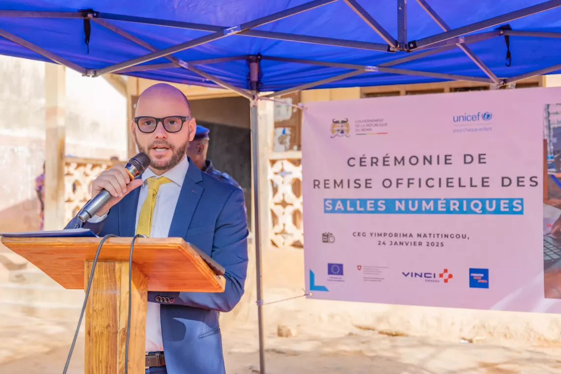 Fabio Bellopede, repr&eacute;sentant de l'Union Europ&eacute;enne au B&eacute;nin, adresse des mots de f&eacute;licitation &agrave; tous les acteurs impliqu&eacute;s dans la recherche d&rsquo;une &eacute;ducation de qualit&eacute; pour les enfants.
