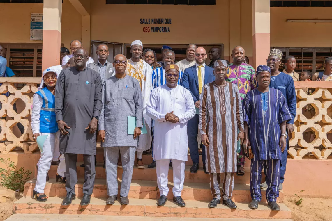 Les partenaires techniques et financiers, ainsi que les autorit&eacute;s locales, posent pour une photo de famille devant la salle num&eacute;rique du CEG Yimporima.