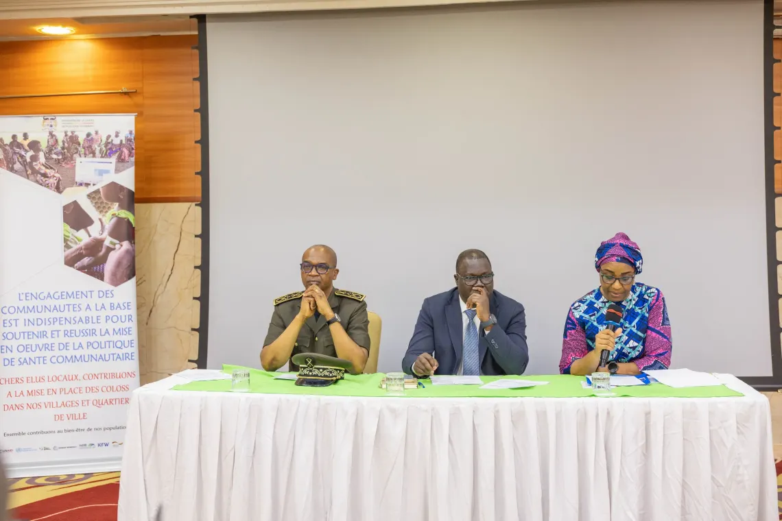 Discours du Dr Kohoun Kodjo Rodrigue entour&eacute; de M. Djibril Mama Ciss&eacute; et de Dr Mariam Sylla