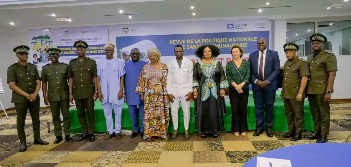 Photo d&rsquo;ensemble de la d&eacute;l&eacute;gation des ministres, pr&eacute;fets, repr&eacute;sentants de l&rsquo;UNICEF et de l&rsquo;OMS, au cours de la restitution nationale, un cadre de dialogue de haut niveau
