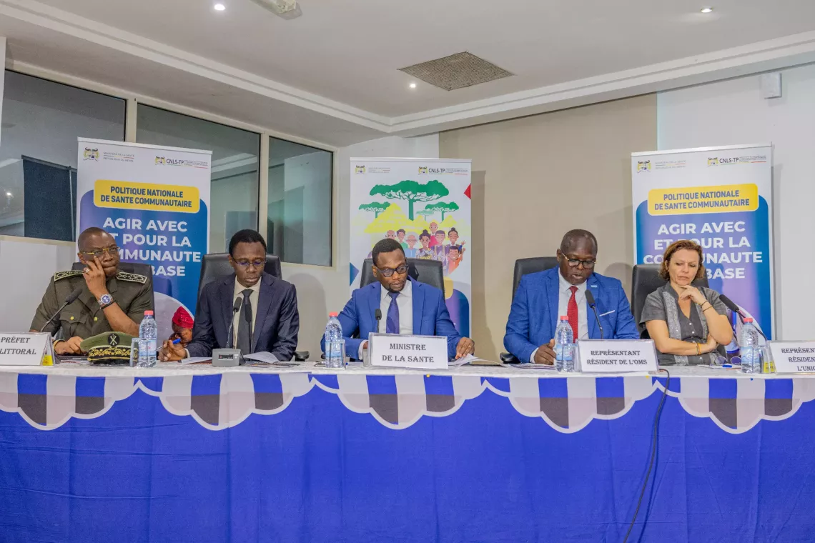 Le Ministre de la Sant&eacute;, Prof Benjamin Hounkpatin entour&eacute; du Pr&eacute;fet du littoral, des repr&eacute;sentants de l&rsquo;OMS et de l&rsquo;UNICEF B&eacute;nin ainsi que du CNLSTS, lors du discours de lancement de la revue. 