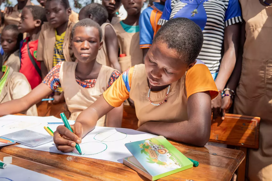 Ces enfants participent r&eacute;guli&egrave;rement aux animations des EAE, ce qui leur permet d'apprendre tout en se faisant de nouveaux amis, y compris ceux qui ne vont pas &agrave; l'&eacute;cole.