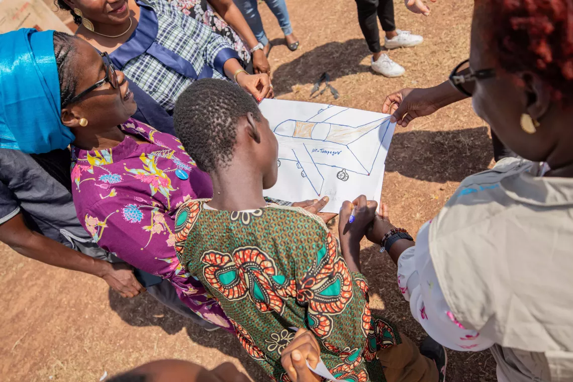 Romaric Tako &acirc;g&eacute; de 12 ans, est &eacute;l&egrave;ve en CM2 &agrave; l'EPP Tampegr&eacute; dans la commune de Toucountouna. Il vient deux fois par semaine profiter des mat&eacute;riaux de dessin propos&eacute;s &agrave; l'EAE.