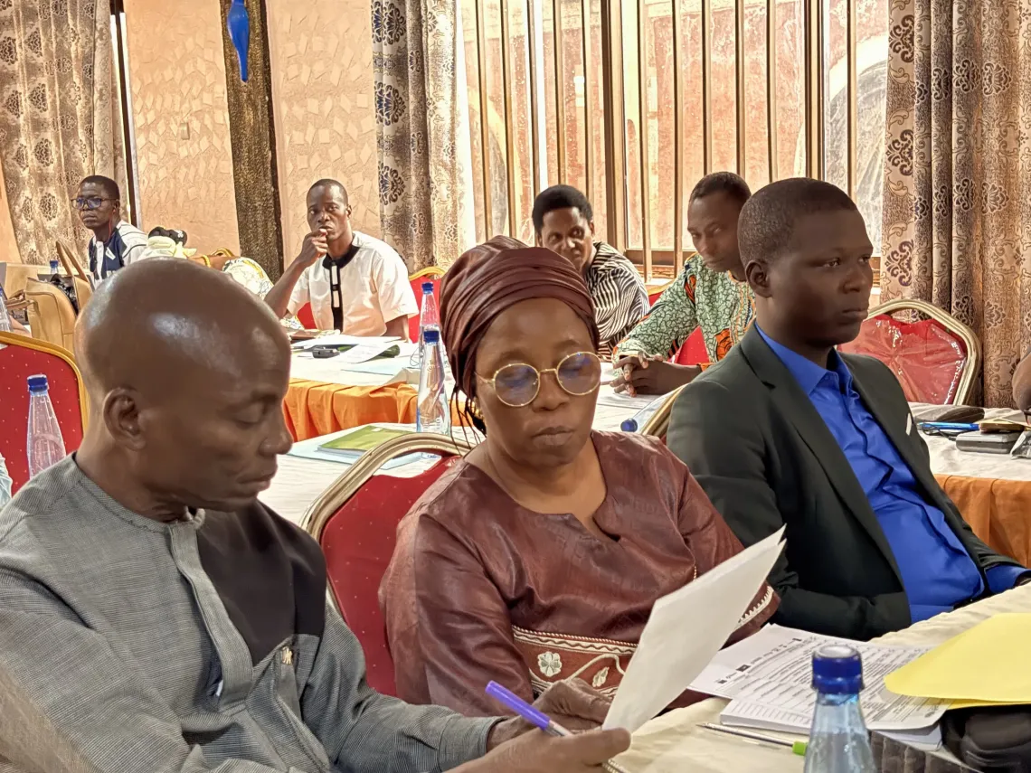 Le directeur d&eacute;partemental de la famille et de l'action sociale du Couffo et sa coll&egrave;gue du Borgou en  concertation au cour de l'atelier. 