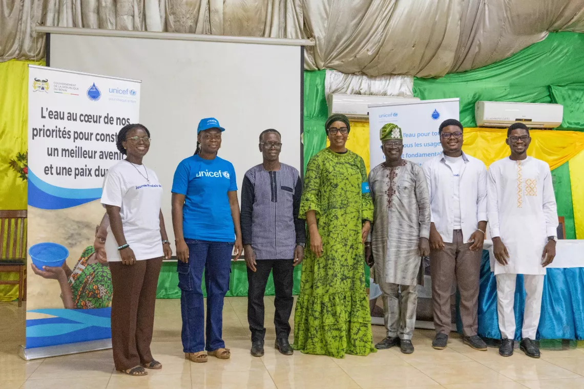 Les responsables de l&rsquo;Institut nationale de l&rsquo;eau et de l&rsquo;UNICEF  avec les &eacute;tudiants de l&rsquo;INE dans l&rsquo;Amphith&eacute;&acirc;tre Idriss Deby de l&rsquo;Universit&eacute; d&rsquo;Abomey Calavi.