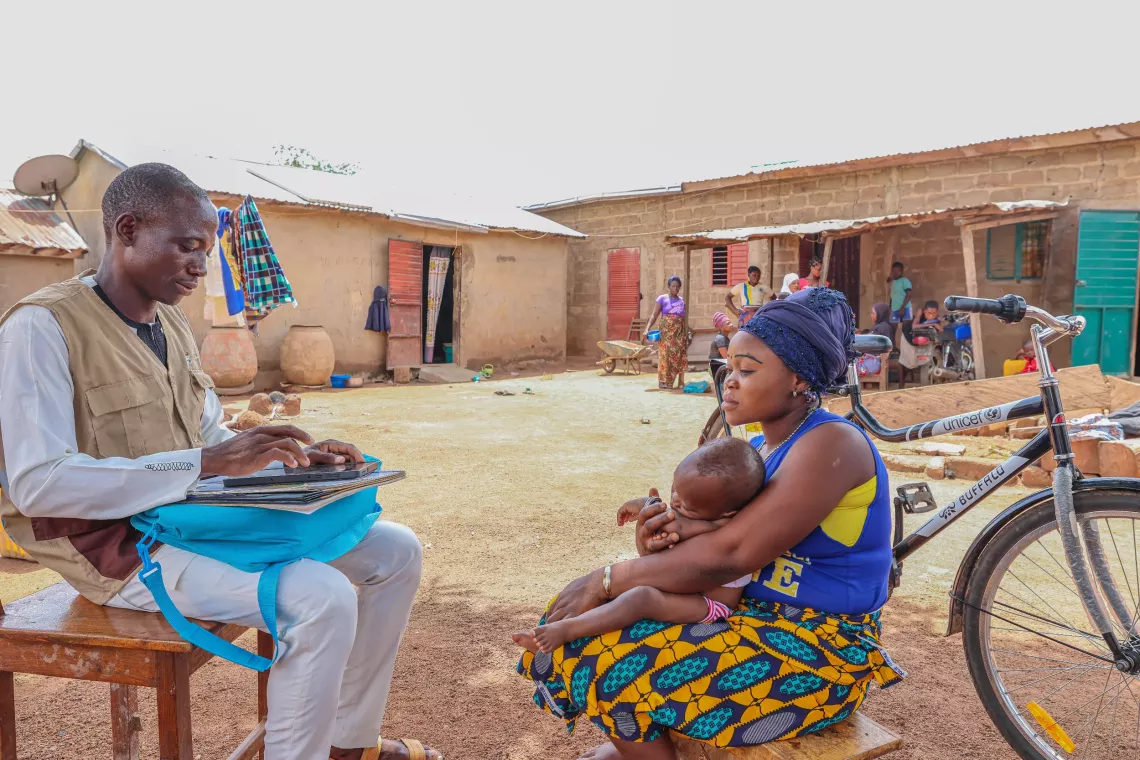 Le relais communautaire Yacoubou Daki Yorou, &eacute;change avec la maman de l'enfant Bio, dans un hameau du village Dia Dia, dans la commune de Sinend&eacute;. 