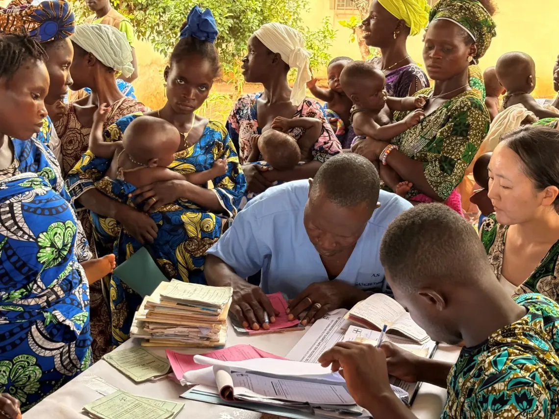 Mobilisation des femmes enceintes et allaitantes lors du lancement de la distribution des suppl&eacute;ments alimentaires dans le centre sant&eacute; de Lalo, d&eacute;partement du Couffo