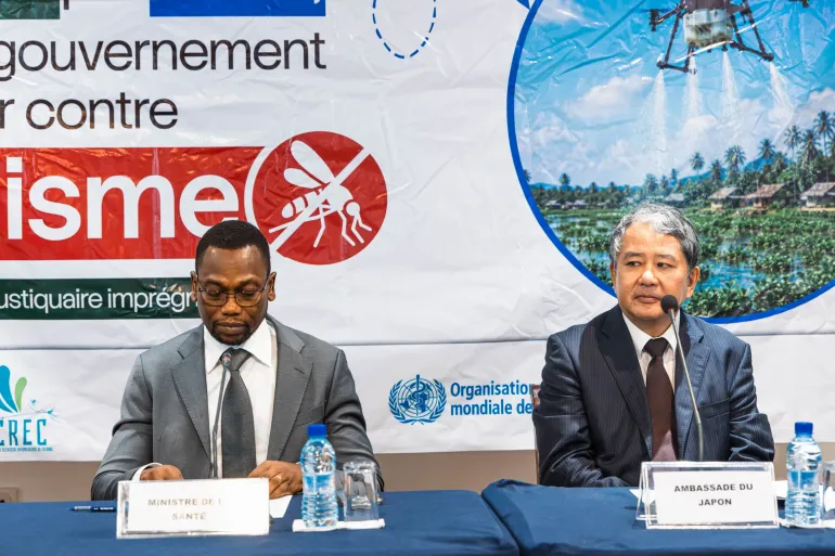 Pr Benjamin Hounkpatin, ministre de la Sant&eacute; et Son Excellence Uezono Hideki, Ambassadeur extraordinaire et pl&eacute;nipotentiaire du Japon, pr&egrave;s le B&eacute;nin. 