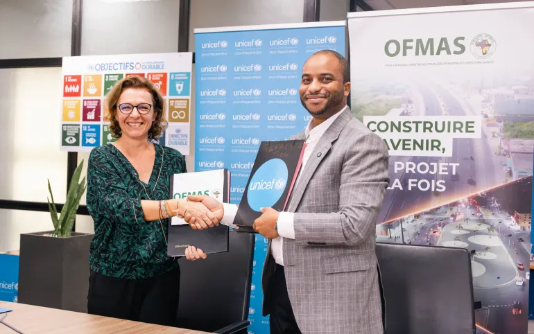 La Repr&eacute;sentante adjointe du Fonds des Nations Unies pour l'enfance (UNICEF) au B&eacute;nin et le Directeur G&eacute;n&eacute;ral Adjoint du Groupe OFMAS  lors de la signature du un M&eacute;morandum d'Entente  entre les deux structure. 